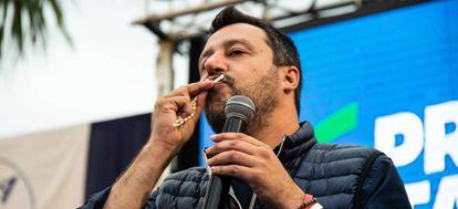 Matteo Salvini, vicepresidente italiano, besa un rosario