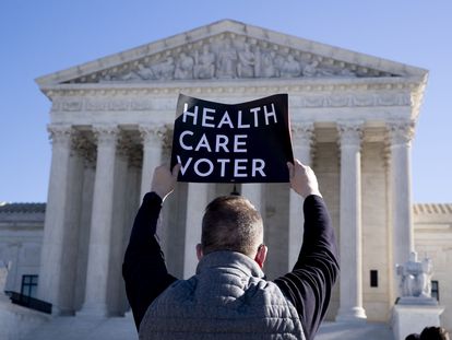 Un partidario de la ley sanitaria de Obama, frente al Tribunal Supremo.