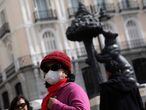 Una mujer con mascarilla en la Puerta del Sol (Madrid).