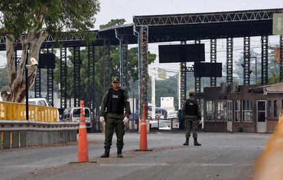 Oficiales de la gendarmería argentina bloquean el paso en la ciudad fronteriza de Clorinda, Nanawa, a 50 kilómertos de Asunción, Paraguay.