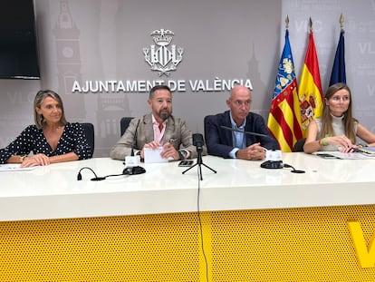 El portavoz del grupo municipal de Vox en València, Juan Manuel Badenas, segundo por la izquierda, con el resto de concejales de su formación en la primera rueda de prensa que dieron este septiembre en el consistorio.