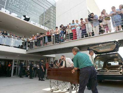 Llegada de uno de los féretros a la capilla ardiente de Torrent.