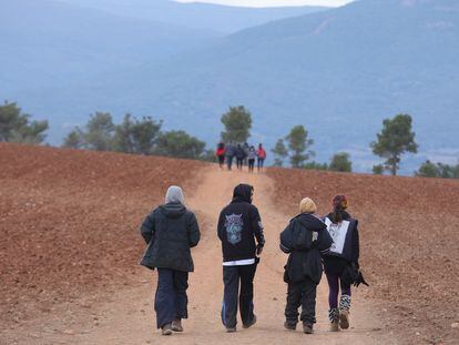 Varios asistentes abandonan este lunes el recinto donde se celebra la fiesta rave ilegal de La Peza (Granada), que desde el pasado 30 de diciembre reúne a más de un millar de personas y se mantendrá hasta este martes sin que se hayan registrado incidentes.