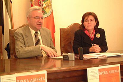 El representante del Liceo, Juan Ángel Vela y la  vicerrectora de Extensión Universitaria, Pilar Mogollón