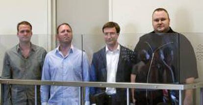 De izquierda a derecha Bram van der Kolk, Finn Batato, Mathias Ortmann y el fundador de la popular página de descargas MegaUpload, Kim Schmitz, cuyas extradiciones reclama Estados Unidos a Nueva Zelanda. EFE/Archivo
