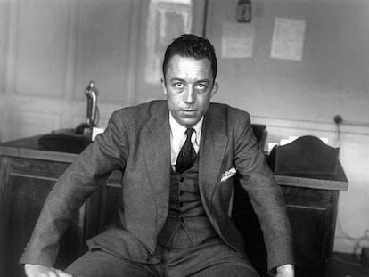 Albert Camus en 1945, en la oficina de la publicación 'Combat'.