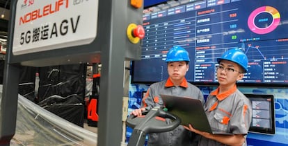 Dos técnicos trabajan en una fábrica, en Zhejiang (China).