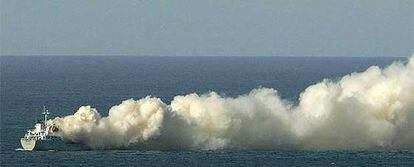 En la imagen, la columna de humo que despide el buque holandés procedente de los gases tóxicos.