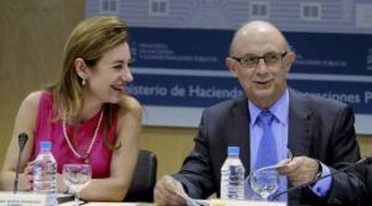 El ministro de Hacienda y Administraciones Públicas, Cristóbal Montoro, junto a la secretaria de Estado de Presupuestos, Marta Fernández Currás. EFE/Archivo