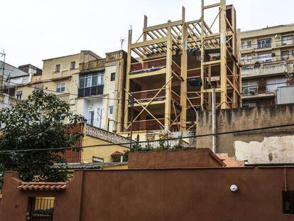 Edificio de madera en construcción en la calle de Beat Almató, en el distrito de Gràcia.