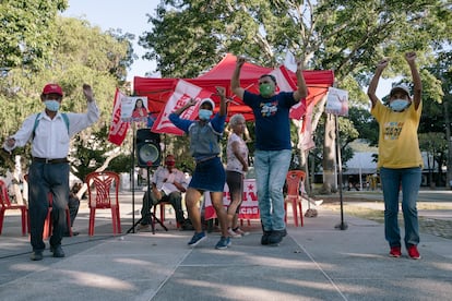 Militantes del Partido Socialista Unido de Venezuela bailan en El Valle, Caracas, el 12 de noviembre.