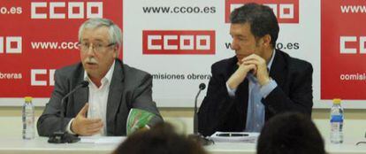 El secretario general de CC OO, Ignacio Fern&aacute;ndez Toxo (izquierda), y el responsable de la Federaci&oacute;n de Ense&ntilde;anza del sindicato, Francisco Garc&iacute;a. 