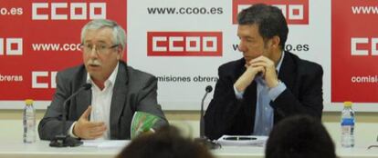 El secretario general de CC OO, Ignacio Fernández Toxo (izquierda), y el responsable de la Federación de Enseñanza del sindicato, Francisco García.