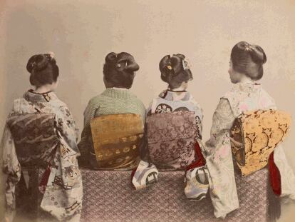 Cuatro mujeres japonesas vistas de espaldas, en una imagen fechada en 1885.