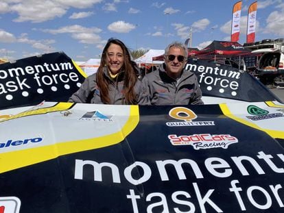 Mónica y Manuel Plaza posan junto a piezas del coche con el que compiten en el Rally Dakar.