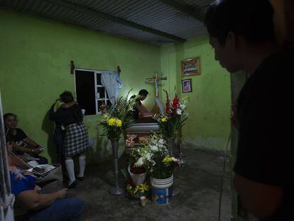 Sepelio de Xóchitl Nayeli Ireneo, una de las víctimas fallecidas en el bar.