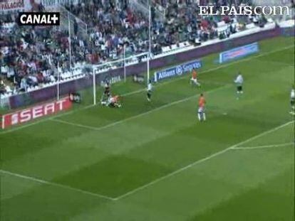 Los de Pellegrini se imponen en El Sardinero con goles de Julio Baptista y Seba Fernández. <strong><a href="http://www.elpais.com/buscar/liga-bbva/videos">Vídeos de la Liga BBVA</a></strong> 