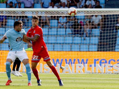 Maxi Gómez, del Celta, pugna por la pelota con Hermoso, defensa del Espanyol.