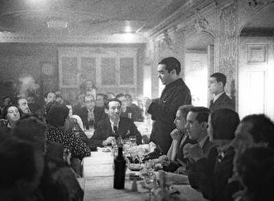 Federico García Lorca habla en el homenaje que se tributó a Rafael Alberti y María Teresa León, tras su regreso de la Unión Soviética, el 9 de febrero de 1936 en el café Nacional de Madrid.