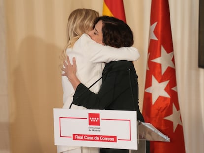 La presidenta de la Comunidad de Madrid, Isabel Díaz Ayuso, abraza a la expresidenta regional Cristina Cifuentes durante la presentación del retrato de esta última.