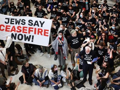 Manifestantes judíos piden frente al Capitolio, en Washington (EE UU), el cese de los bombardeos de Israel contra Gaza, el pasado 18 de octubre.
