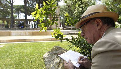 Peridis, dibujando en el claustro de Palam&oacute;s, premio Gat Perich.