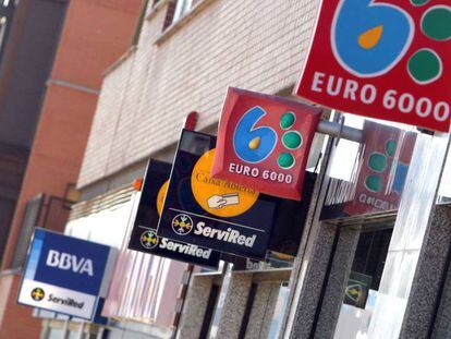 Varias sucursales bancarias en una calle de Madrid.