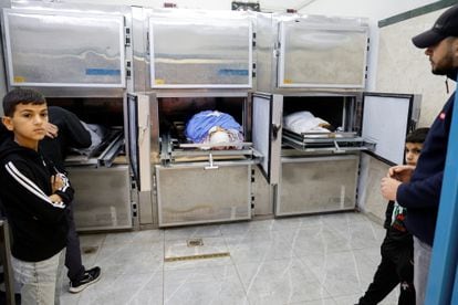 Cuerpos de palestinos asesinados por una incursión israelí en Yenín, la Cisjordania ocupada, son mostrados en una cámara frigorífica de una morgue.