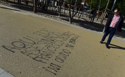 Pintada a Madrid Río en record de l'assassinat.