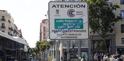 Un cartel informativo en la v&iacute;a p&uacute;blica anuncia el &aacute;rea restringida de Madrid Central.