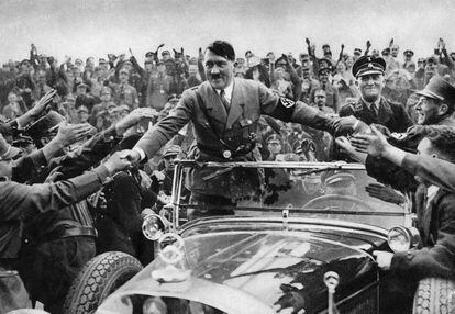 El dictador Adolf Hitler, recibido como canciller por sus partidarios en Nuremberg, Alemania, en 1933. 