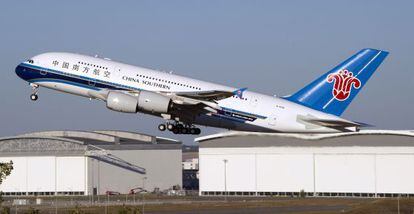 Un Airbus comprado por China Southern Airlines despega del centro de entrega de pedidos en Francia.