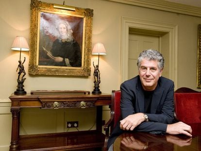 En su libro 'En crudo', publicado en España por RBA en 2012, Bourdain desaconsejaba lanzarse a las escuelas de cocina, a la vida de los fogones, a todos aquellos que sean "una especie de persona normal". Para el chef, los cocineros y los gastrónomos irredentos tenían que salirse de la norma y ser excéntricos, buscadores de emociones y rompedores de límites. En la fotografía, Bourdain promociona 'En crudo' en un hotel de Londres.