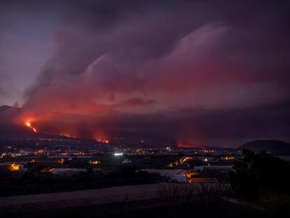 El Volcán en Cumbre Vieja visto desde Los Llanos de Aridane, La Palma, en la mañana del miércoles.