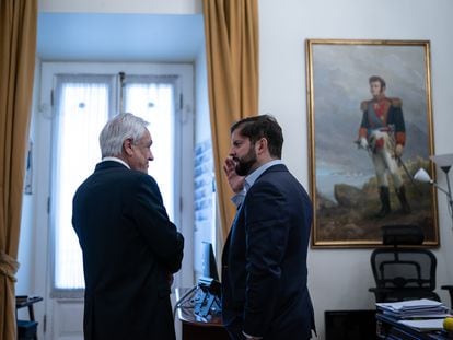 El presidente chileno, Gabriel Boric, junto al exmandatario Sebastián Piñera, durante una reunión la semana pasada en el palacio de La Moneda, en Santiago.