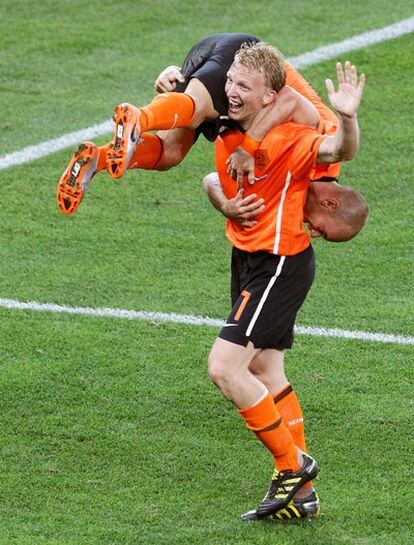 El holandés Dirk Kuyt aúpa a su compañero Sneijder para festejar el gol que ha marcado frente a Eslovaquia.