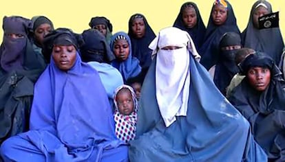 Fotograma de un vídeo difundido recientemente por Boko Haram en el que muestra supuestamente a algunas de las jóvenes secuestradas en 2014 en Chibok.