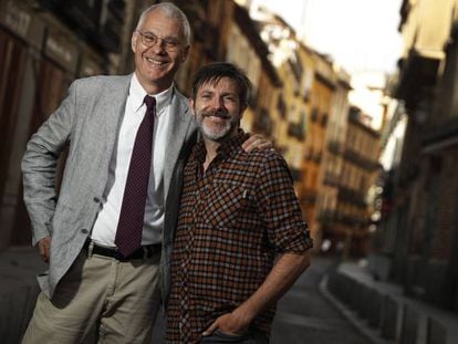 El historiador Robert S. Coale (a la izquierda en la imagen) y el dibujante Paco Roca, a comienzos de junio en Madrid.