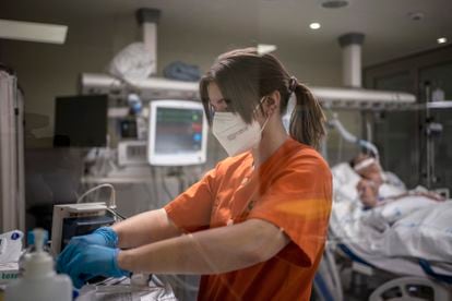 Almudena Cuesta, enfermera de la UCI del Hospital Gregorio Marañón de Madrid, el 11 de marzo en Madrid.