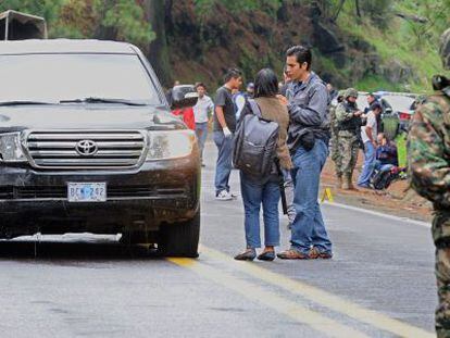 El veh&iacute;culo diplom&aacute;tico atacado en Morelos. 