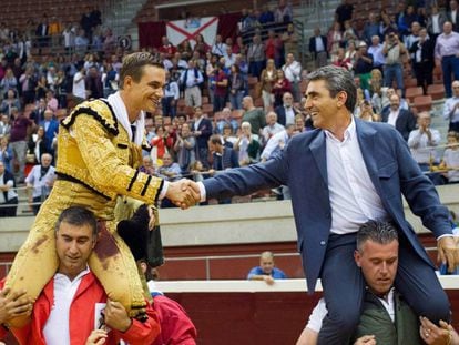 Juan Bautista (izquierda) y el ganadero Victorino Mart&iacute;n, ayer a hombros en la plaza de Logro&ntilde;o.