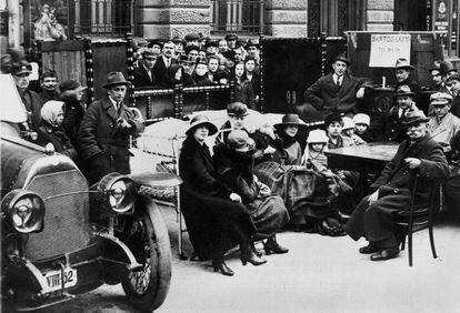 Familias afectadas por la crisis, expulsadas de sus hogares en Budapest (1930).