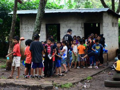 Estudiantes hacen cola para recibir su almuerzo en la escuela Silvia Rivera de García, en Comapa (Jutiapa, Guatemala).