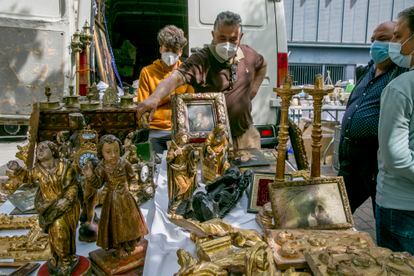 Uno de los puestos de El Rastro en la Feria de desembalajes que ofrece antigüedades y objetos vintage en la plaza Vara del Rey.