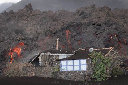 Una casa es engullida por la lava del volcán de Cumbre Vieja, este miércoles.