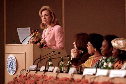 Hillary Clinton hablando sobre los derechos de las mujeres en la asamblea de las Naciones Unidas.
