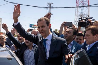 El presidente sirio, Bachar el Asad, tras depositar su voto el miércoles en Duma, al este de Damasco.