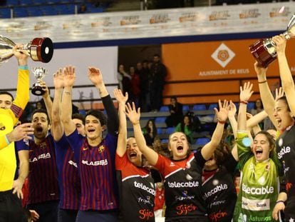 Los jugadores del Barça y las jugadoras del Gijón celebran sus títulos.