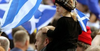 Una niña a hombros de su padre en una manifestación a favor de la independencia en Edimburgo.