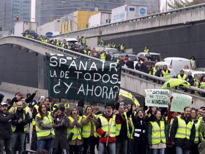Treballadors de Spanair protesten a la Gran Via de l'Hospitalet.